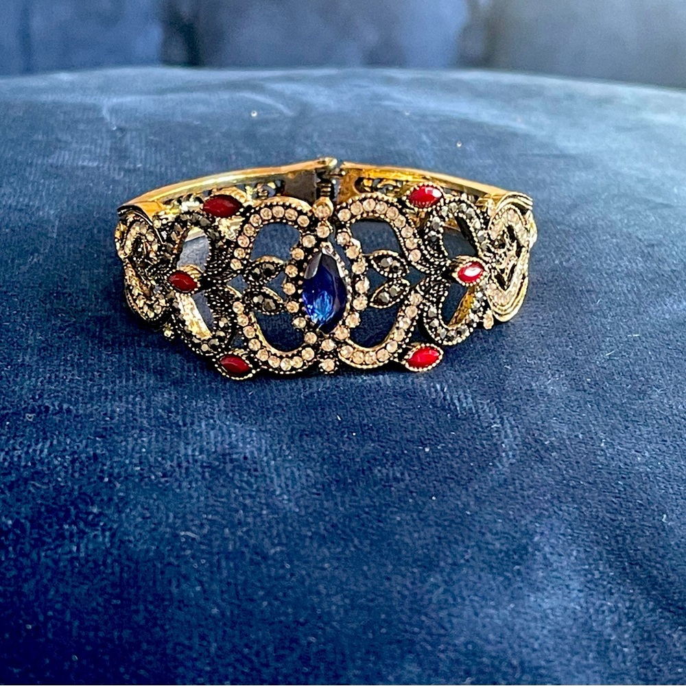 Vintage Resin Turquoise Bangle Bracelet With Flower Design Antique Gold rare